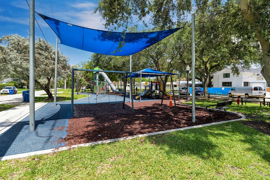 805 Southeast 10th Street Fort Lauderdale, FL 33316 - Photo 14 of 25 a view of a house with backyard