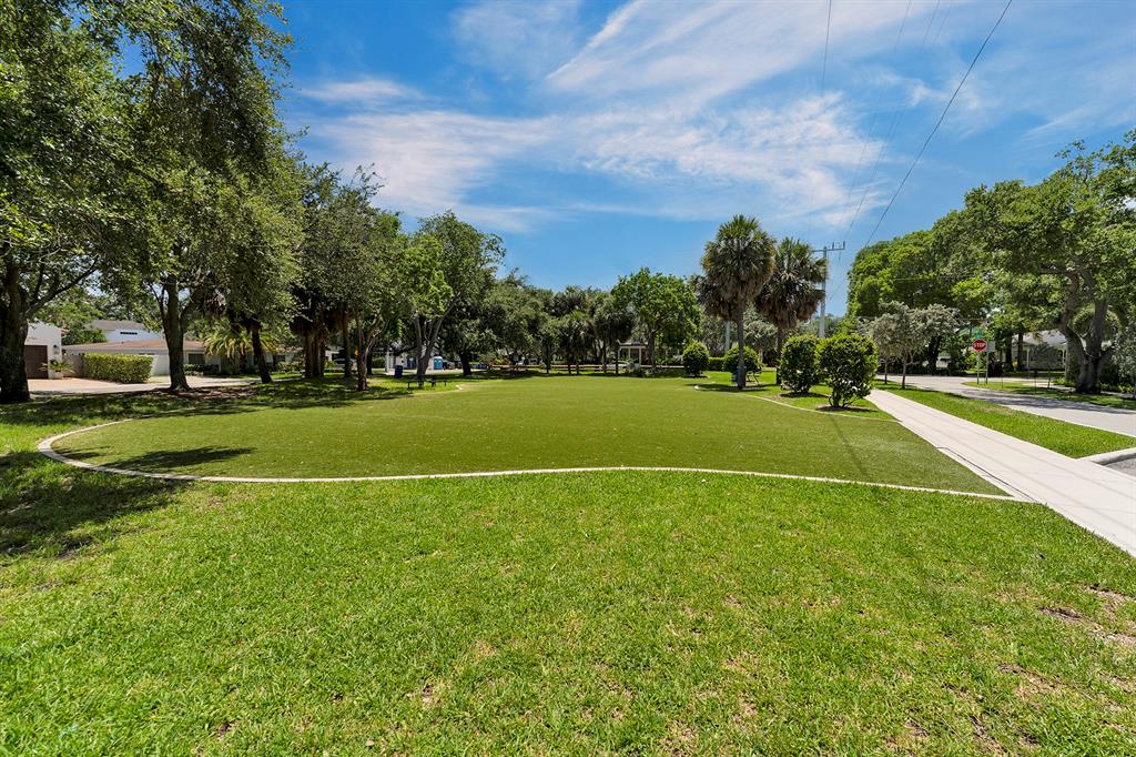 805 Southeast 10th Street Fort Lauderdale, FL 33316 - Photo 15 of 25 a view of a volley ball court
