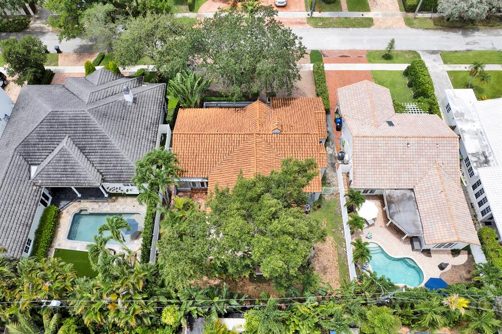 805 Southeast 10th Street Fort Lauderdale, FL 33316 - Photo 17 of 25 an aerial view of residential house with outdoor space and swimming pool