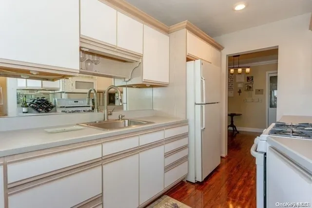 $245,000 | 1213 East Broadway, Unit B24, Hewlett, NY 11557
