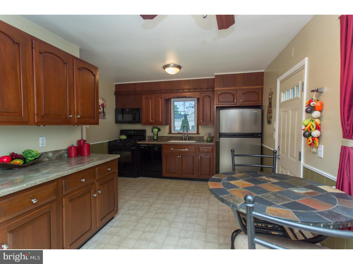 303 Edgemore Road Secane, PA 19018 - Photo 9 of 25 Kitchen