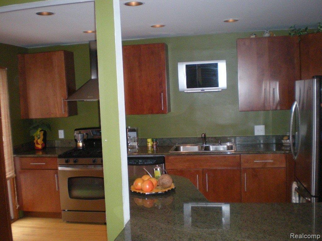 1935 Stanford Road Berkley, MI 48072 - Photo 7 of 18 Kitchen/granite/ stainless