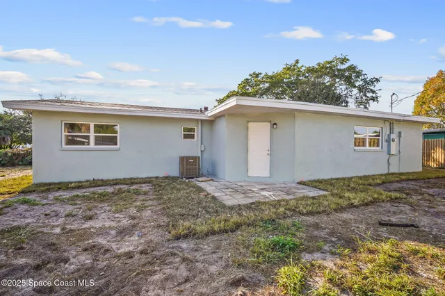 a view of backyard of house