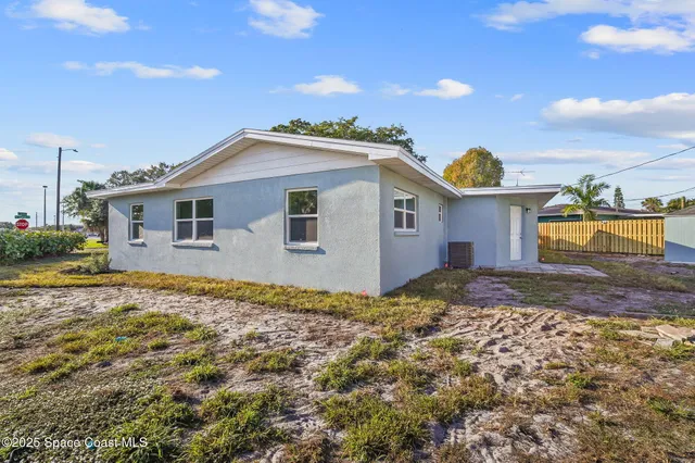 a view of a house with backyard