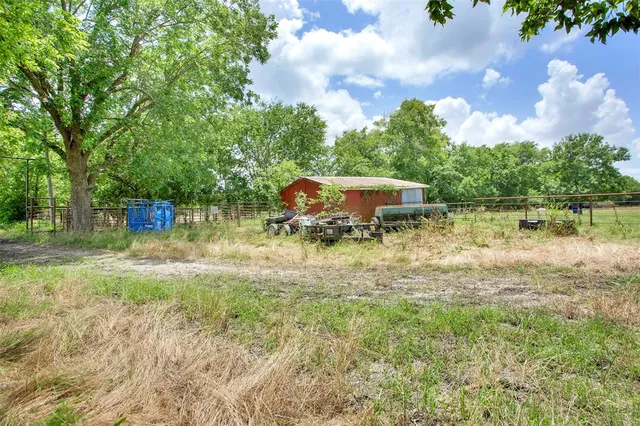 a view of yard with green space