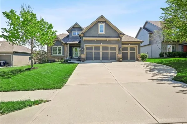 $739,900 | 9519 North Lane Avenue, Kansas City, MO 64157
