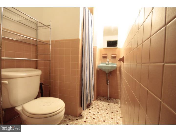 9074 Wesleyan Road Philadelphia, PA 19136 - Photo 15 of 16 Bathroom