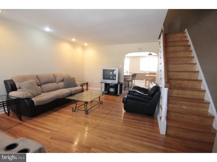 9074 Wesleyan Road Philadelphia, PA 19136 - Photo 4 of 16 Living Room