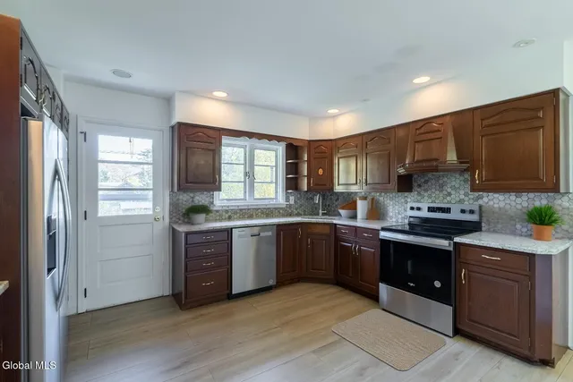 $569,000 | 1258 Hawthorn Road, Niskayuna, NY 12309