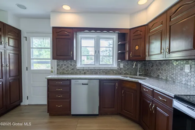 $569,000 | 1258 Hawthorn Road, Niskayuna, NY 12309