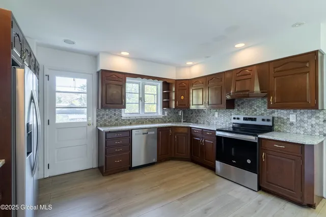 $569,000 | 1258 Hawthorn Road, Niskayuna, NY 12309