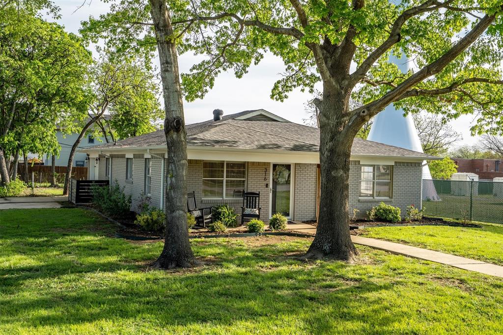 316 West 3rd Street Justin, TX 76247 - Photo 4 of 40