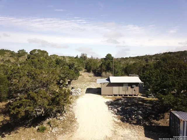a view of a entrance gate of the house