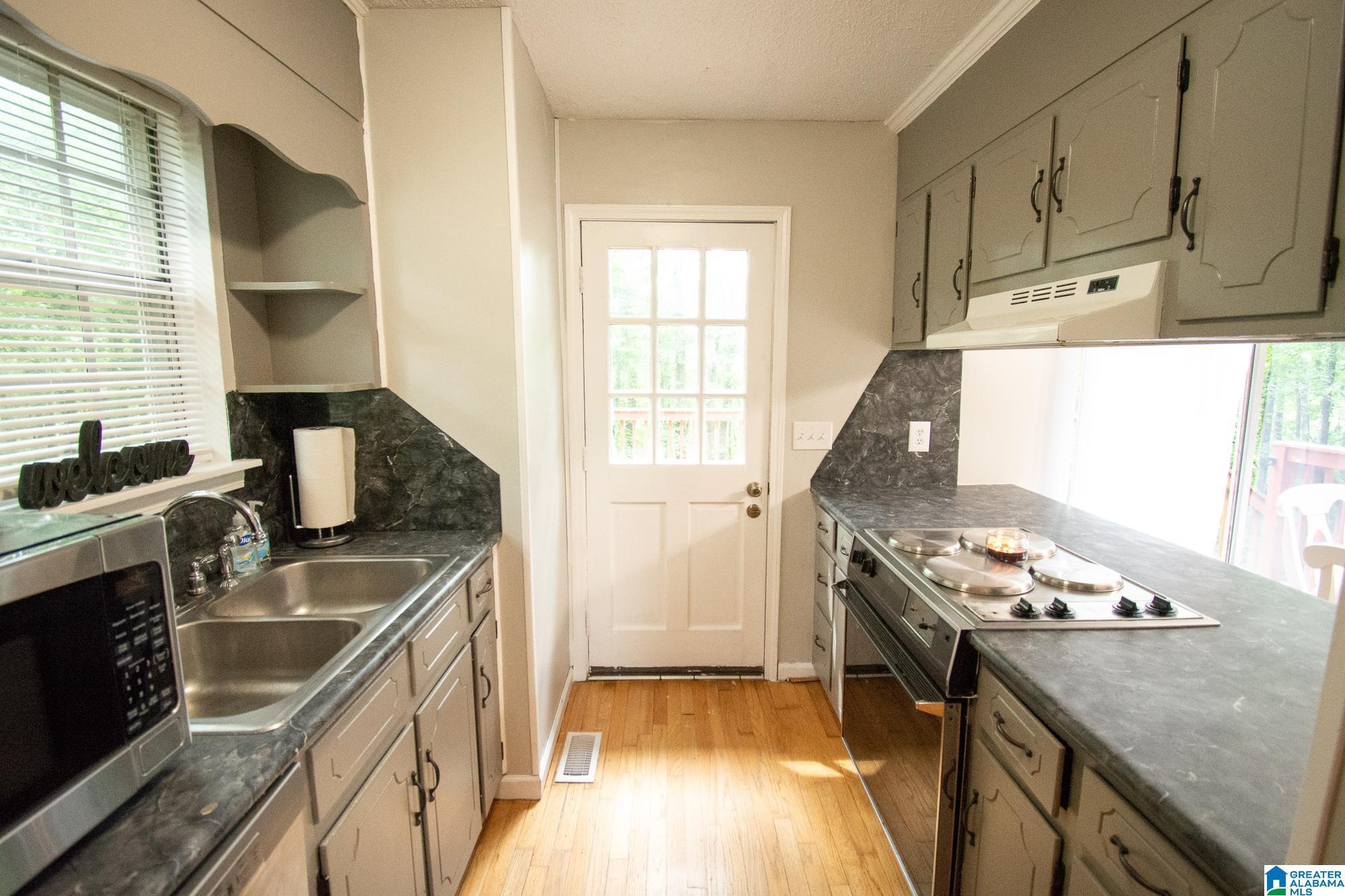 136 Hickory Street Alabaster, AL 35114 - Photo 8 of 36