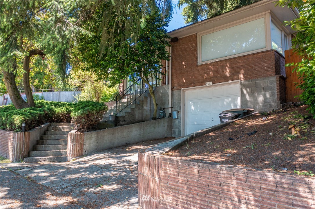 6557 35th Avenue Southwest Seattle, WA 98126 - Photo 3 of 7