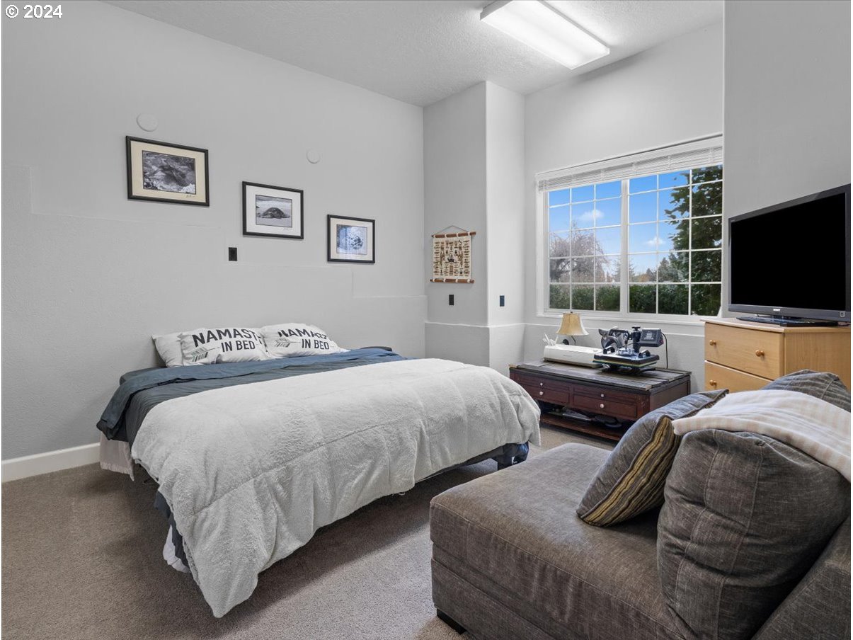 1990 Southwest Willow Parkway Gresham, OR 97080 - Photo 19 of 46 a bedroom with two beds and a flat screen tv