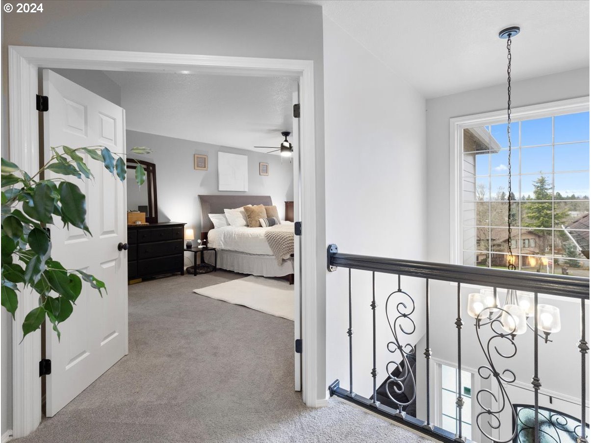 1990 Southwest Willow Parkway Gresham, OR 97080 - Photo 29 of 46 a living room with furniture and a potted plant
