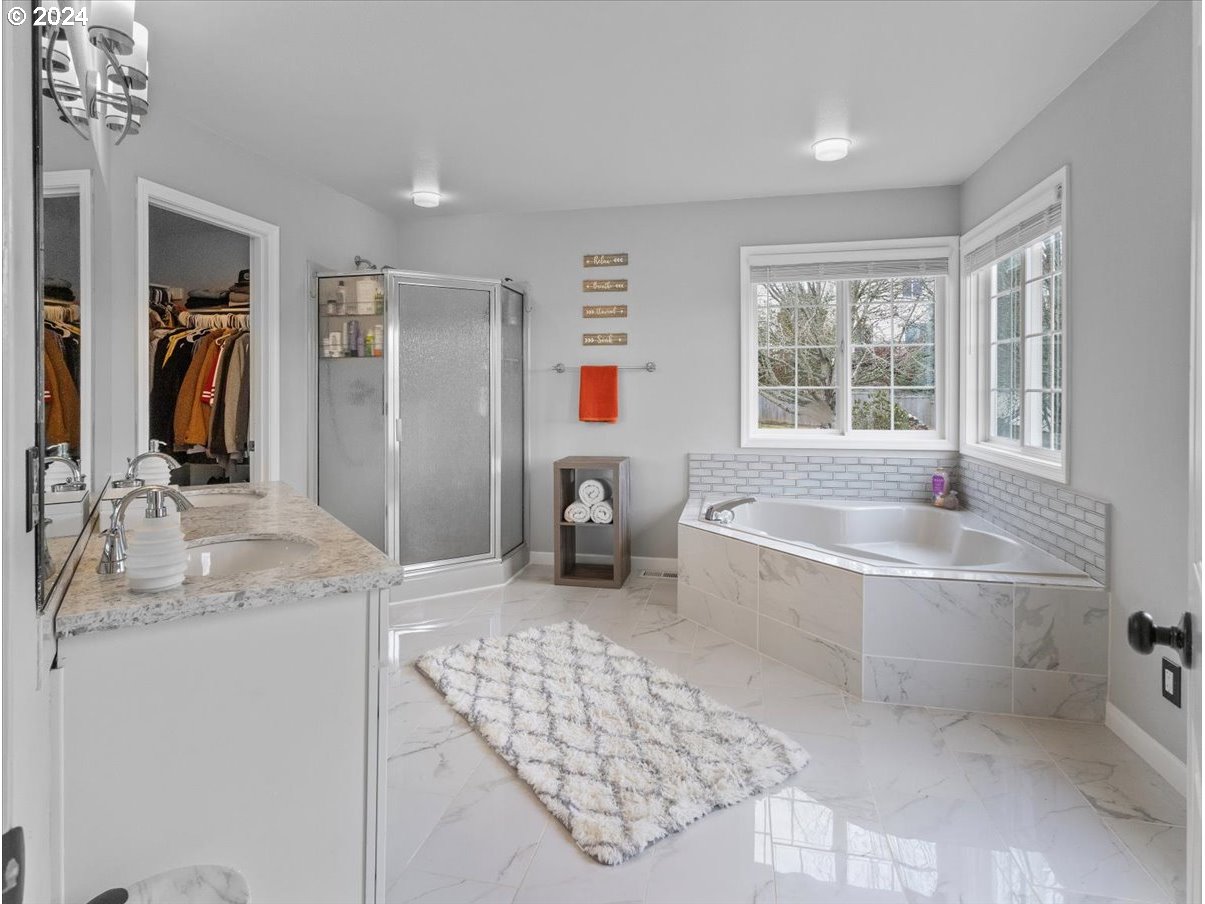1990 Southwest Willow Parkway Gresham, OR 97080 - Photo 33 of 46 a bathroom with a tub sink and mirror