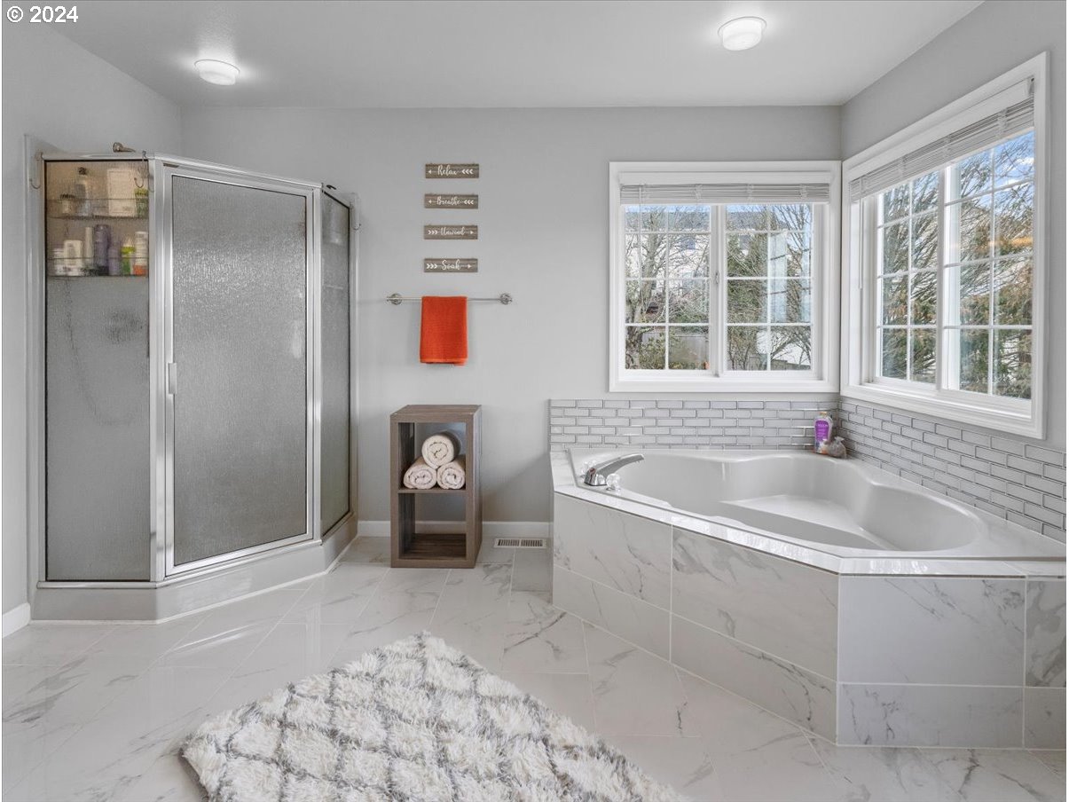 1990 Southwest Willow Parkway Gresham, OR 97080 - Photo 35 of 46 a spacious bathroom with a bathtub and a shower