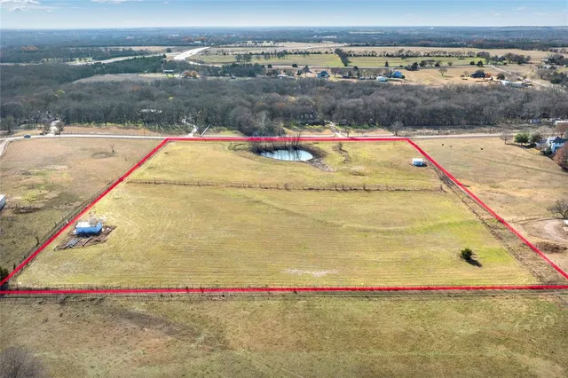 a view of an outdoor space