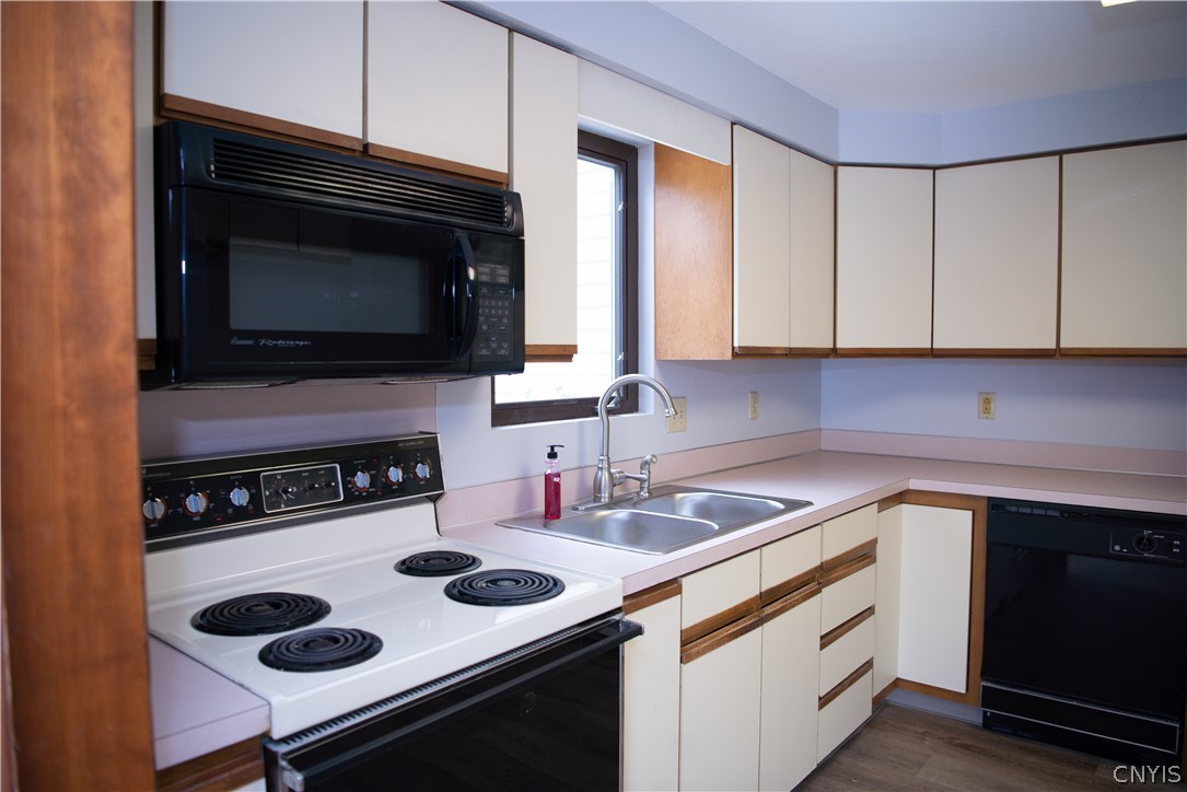 199 Lookout Circle Camillus, NY 13209 - Photo 10 of 37