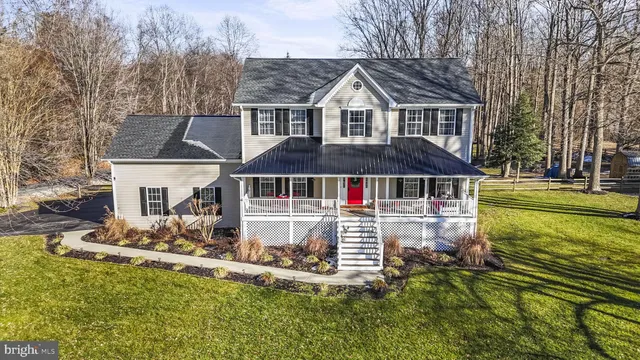 a view of yard with green space