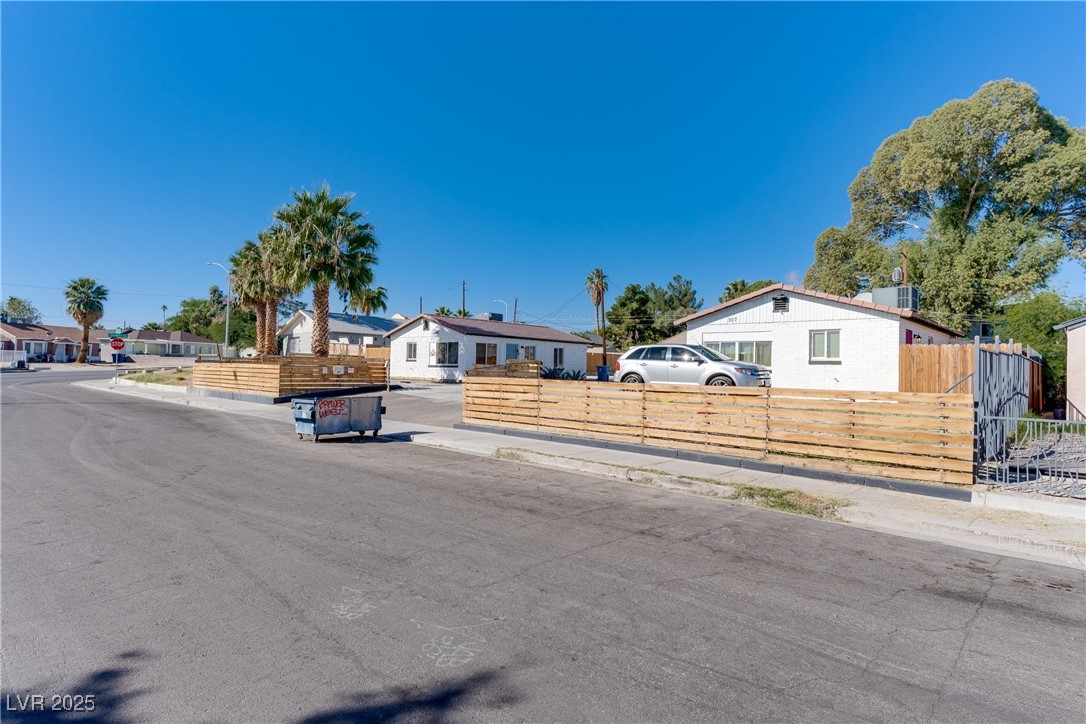 309 North 16th Street, Unit A Las Vegas, NV 89101 - Photo 20 of 23 View of front facade featuring a fenced front yard and a residential view