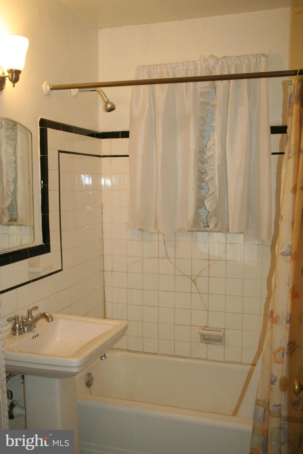 1637 R Street Southeast Washington, DC 20020 - Photo 13 of 22 Bath - Main Bath - Very nice and functional.