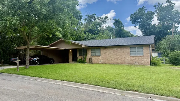$1,795 | 800 Otis Street, Taylor, TX 76574