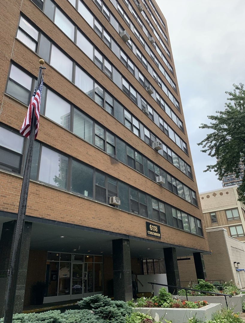 6118 North Sheridan Road, Unit 1003 Chicago, IL 60660 - Photo 1 of 11 a front view of a building