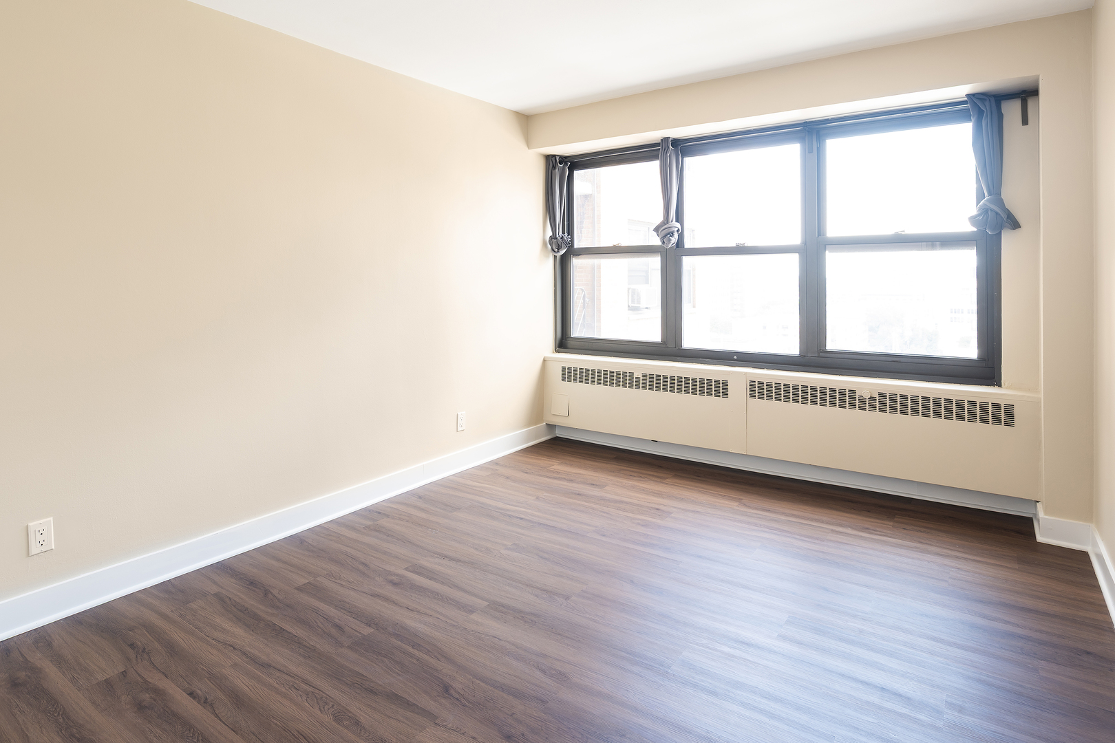 6118 North Sheridan Road, Unit 1003 Chicago, IL 60660 - Photo 5 of 11 an empty room with wooden floor and windows