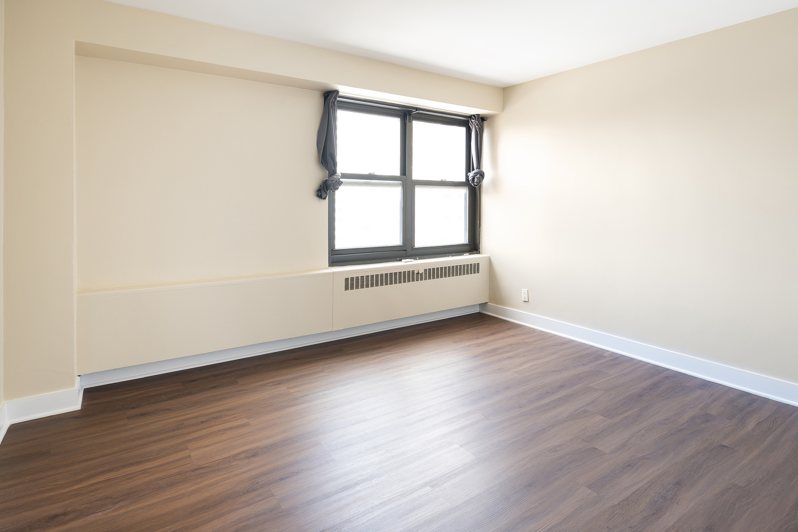 6118 North Sheridan Road, Unit 1003 Chicago, IL 60660 - Photo 8 of 11 an empty room with wooden floor and windows