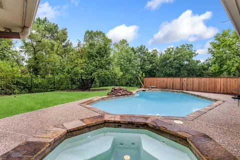 a view of a backyard