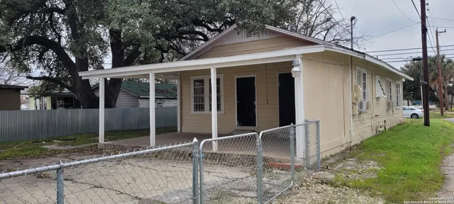 a view of a house with backyard