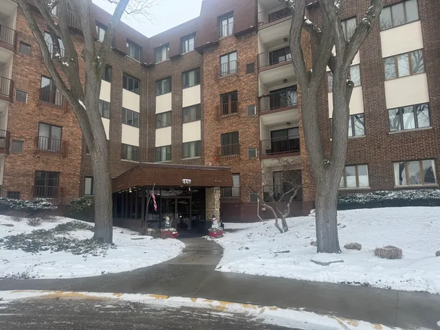 $269,900 | 448 Raintree Court, Unit 1C, Glen Ellyn, IL 60137