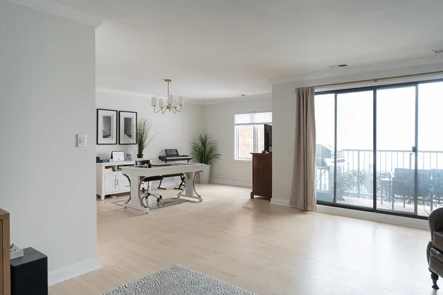 $269,900 | 448 Raintree Court, Unit 1C, Glen Ellyn, IL 60137