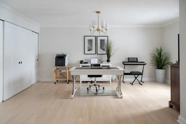 $269,900 | 448 Raintree Court, Unit 1C, Glen Ellyn, IL 60137