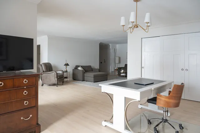 $269,900 | 448 Raintree Court, Unit 1C, Glen Ellyn, IL 60137