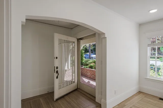 a view of an entryway of the house