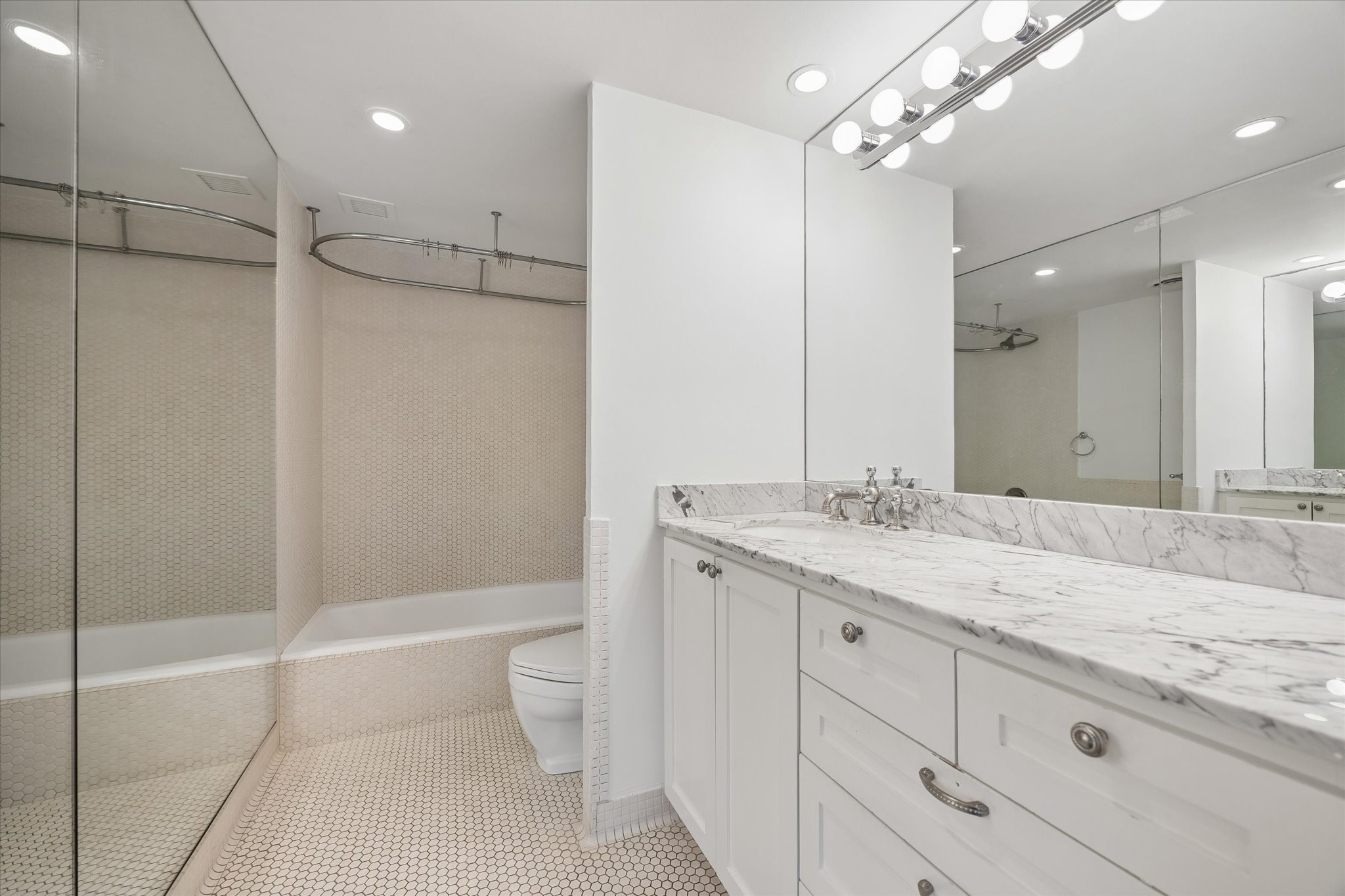 2701 Westheimer Road, Unit 2B Houston, TX 77098 - Photo 11 of 16 Primary bathroom with tub/shower and large vanity.