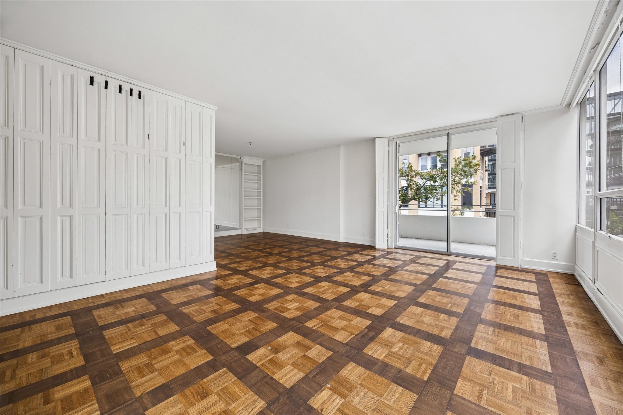 2701 Westheimer Road, Unit 2B Houston, TX 77098 - Photo 3 of 16 Living room opens to dinining room.