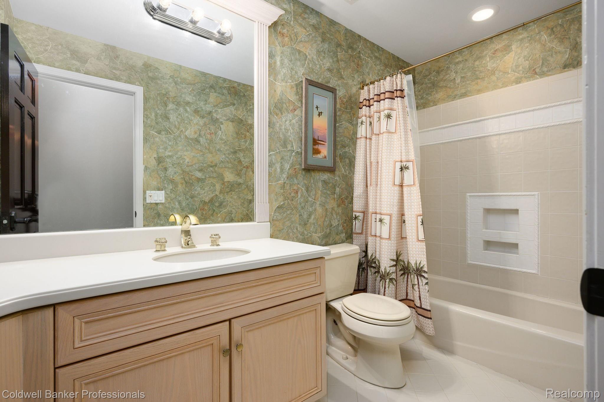 424 Orchard Ridge Drive Lake Orion, MI 48362 - Photo 25 of 44 Main bathroom