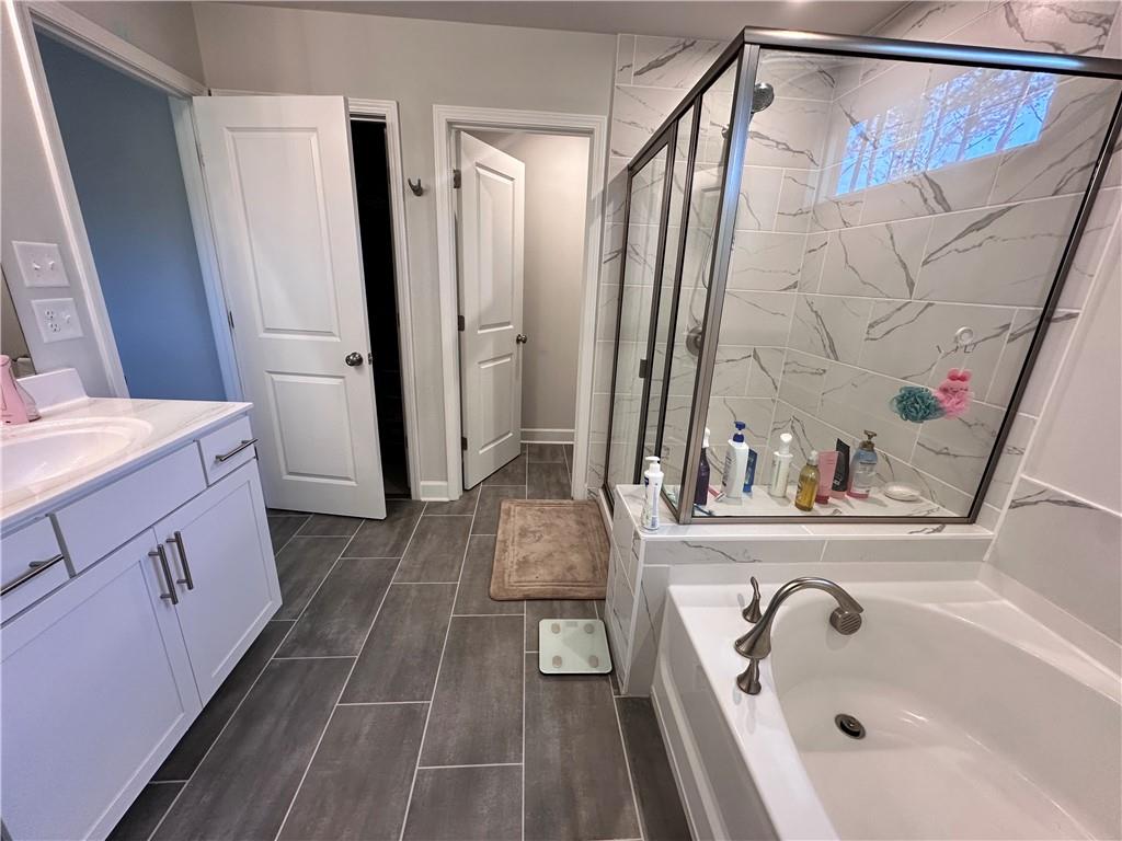 5430 Wheeler Ridge Road Auburn, GA 30011 - Photo 31 of 32 a bathroom with a bathtub and a sink