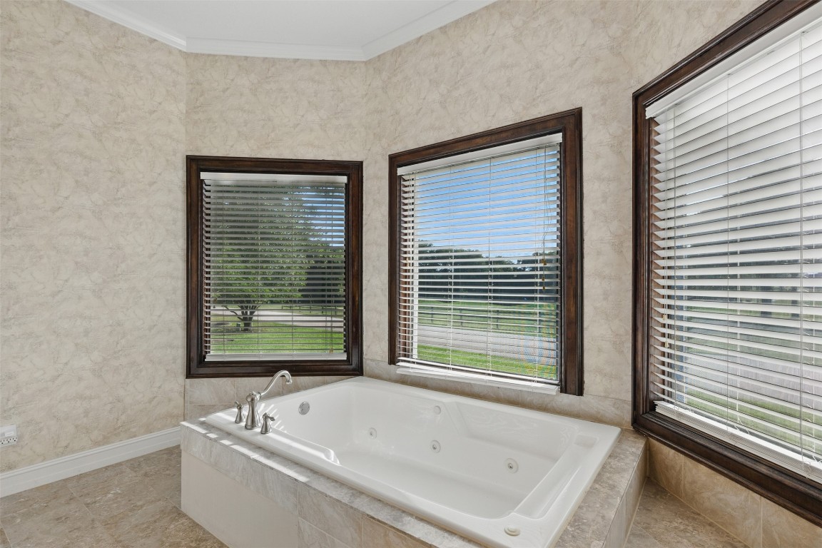 90 Greenview Street Montgomery, TX 77356 - Photo 16 of 34 a bathroom with bathtub next to a window