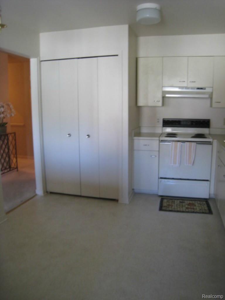 662 Camden Court Rochester, MI 48307 - Photo 11 of 23 11 Kitchen2 (1).jpg
