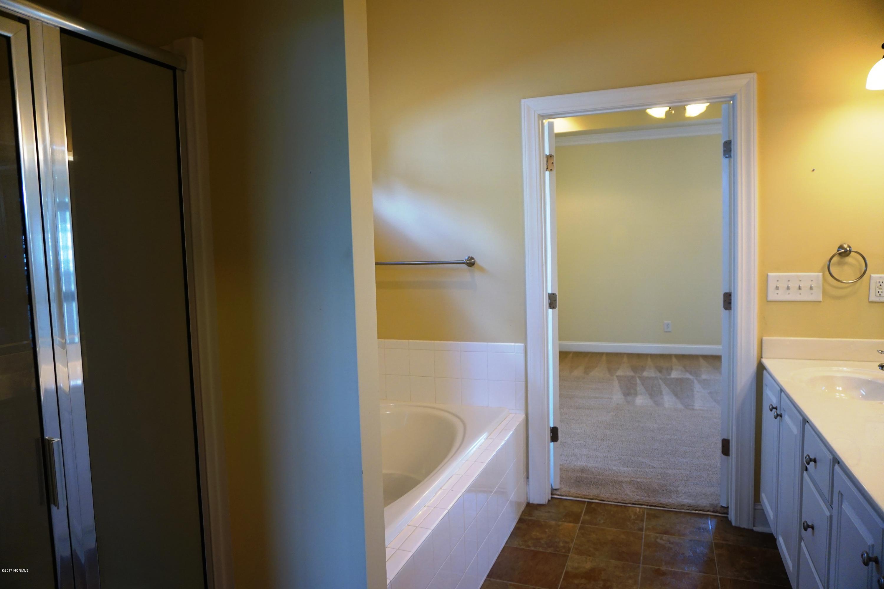 683 Crump Farm Road New Bern, NC 28562 - Photo 20 of 40 Master Bath