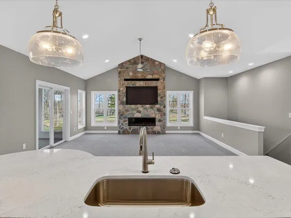 $695,500 | 1132 Lochaven Circle, Hillsdale, MI 49242