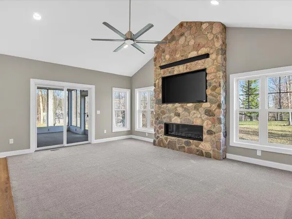 $695,500 | 1132 Lochaven Circle, Hillsdale, MI 49242