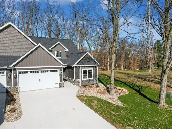 $695,500 | 1132 Lochaven Circle, Hillsdale, MI 49242