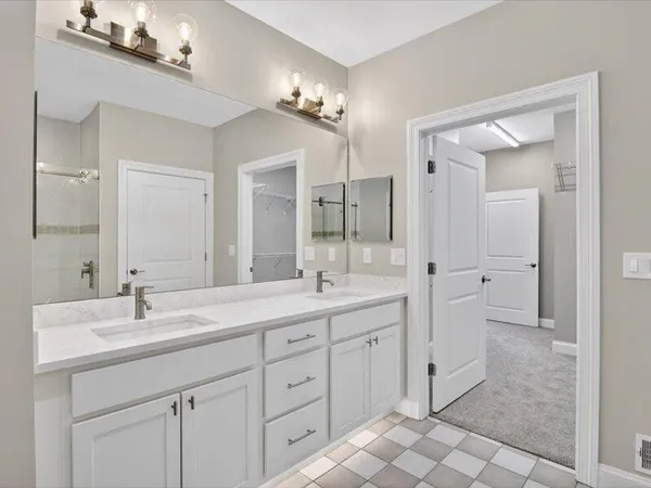 $695,500 | 1132 Lochaven Circle, Hillsdale, MI 49242